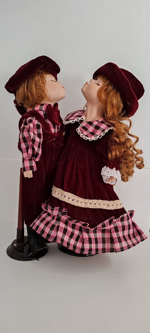 Vintage Kissing Couple Porcelain Dolls – 39 cm – Burgundy Velvet Outfits