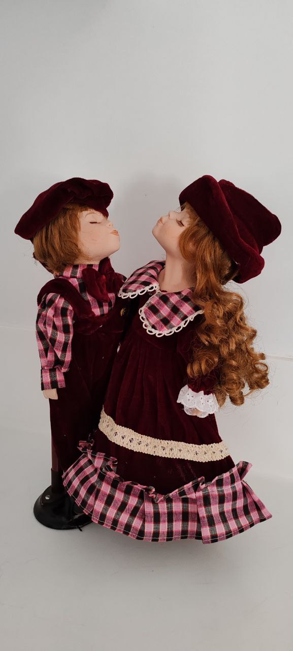 Vintage Kissing Couple Porcelain Dolls – 39 cm – Burgundy Velvet Outfits