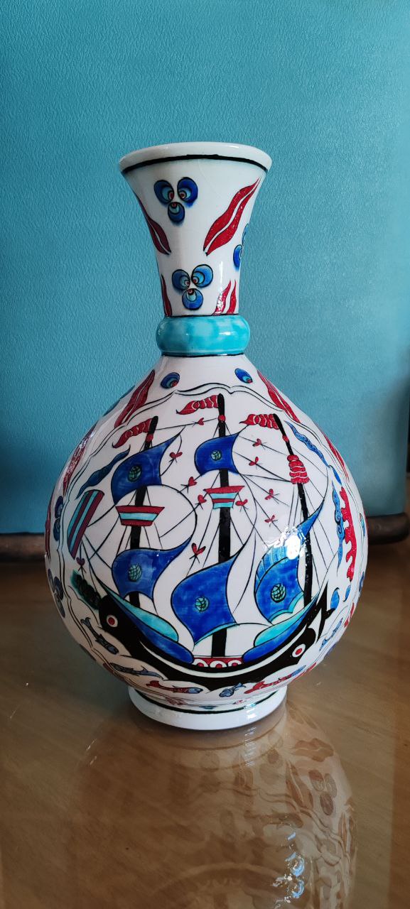 Çinici İznik Hand-Painted 'Gözyaşı' Vase with Galleon Motif – 27x17 cm – 2012