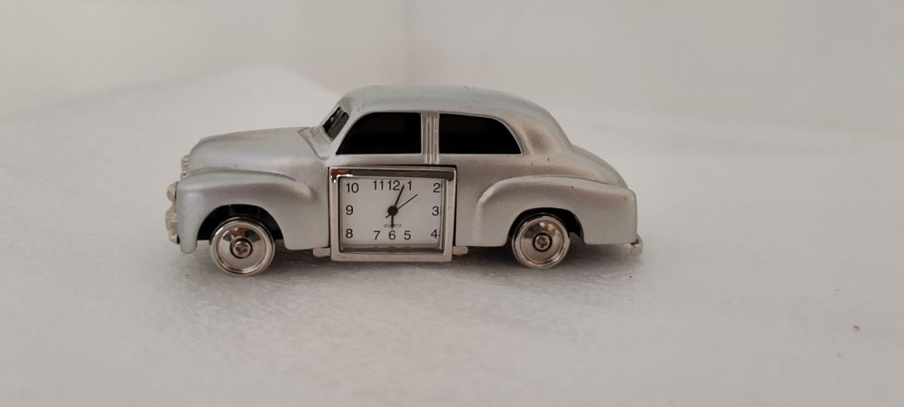 Miniature Classic Car Desk Clock – Silver Metal – 10x4x4 cm