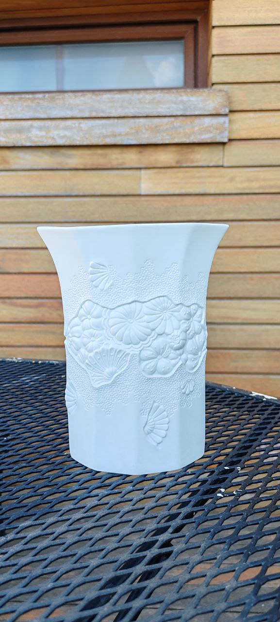 Vintage Kaiser Germany White Porcelain Vase with Embossed Seashell Design – Model 0301