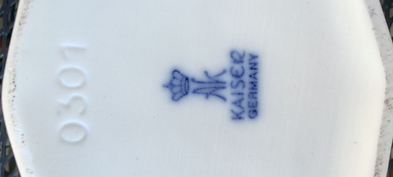 Vintage Kaiser Germany White Porcelain Vase with Embossed Seashell Design – Model 0301