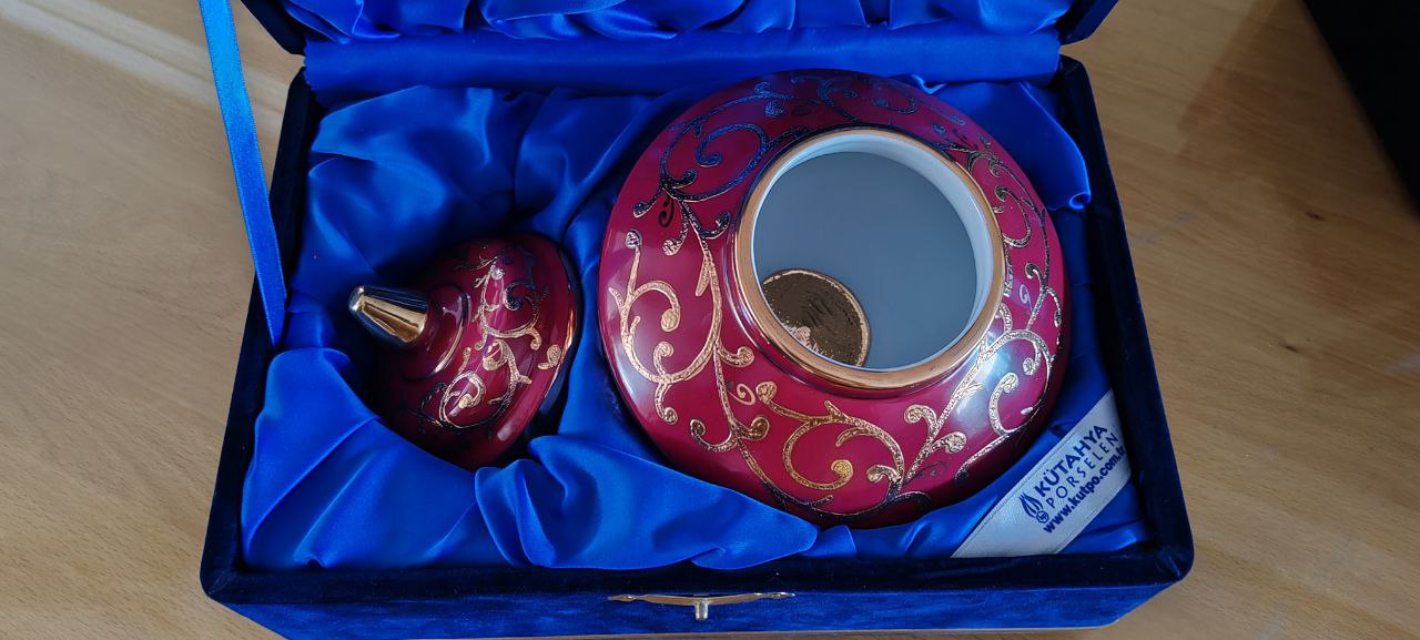 Kütahya Porselen Hand-Painted Lidded Jar – Pink & Gold Gilded – 20x18 cm