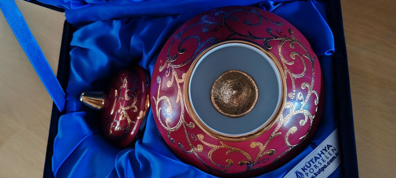 Kütahya Porselen Hand-Painted Lidded Jar – Pink & Gold Gilded – 20x18 cm