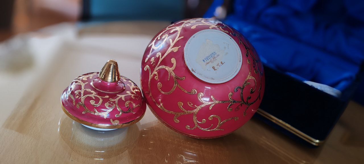 Kütahya Porselen Hand-Painted Lidded Jar – Pink & Gold Gilded – 20x18 cm