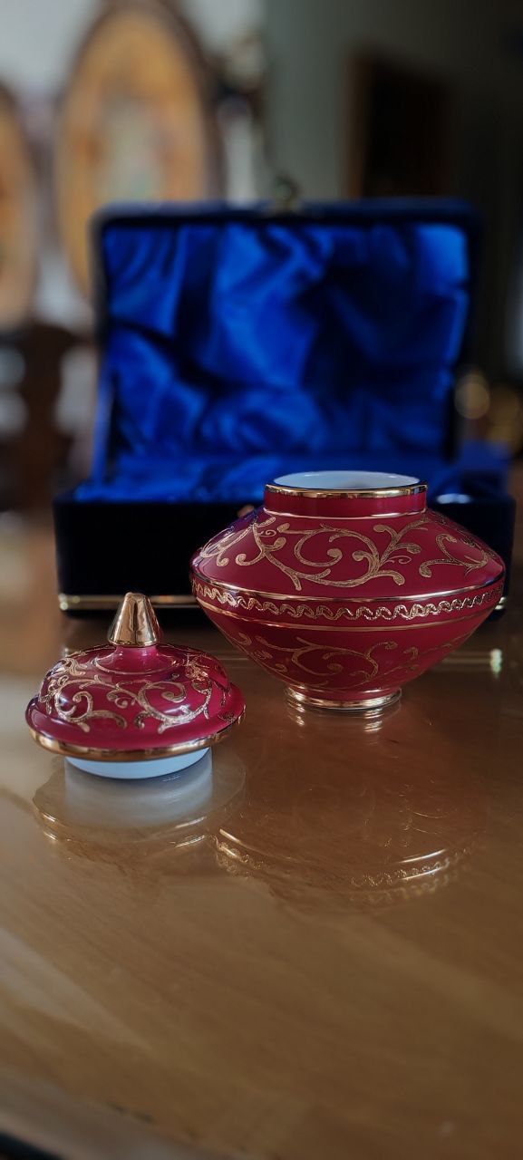 Kütahya Porselen Hand-Painted Lidded Jar – Pink & Gold Gilded – 20x18 cm