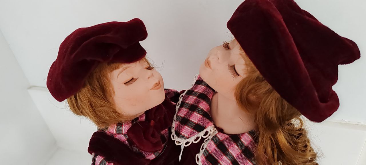 Vintage Kissing Couple Porcelain Dolls – 39 cm – Burgundy Velvet Outfits
