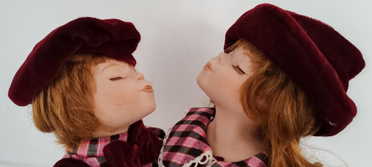 Vintage Kissing Couple Porcelain Dolls – 39 cm – Burgundy Velvet Outfits