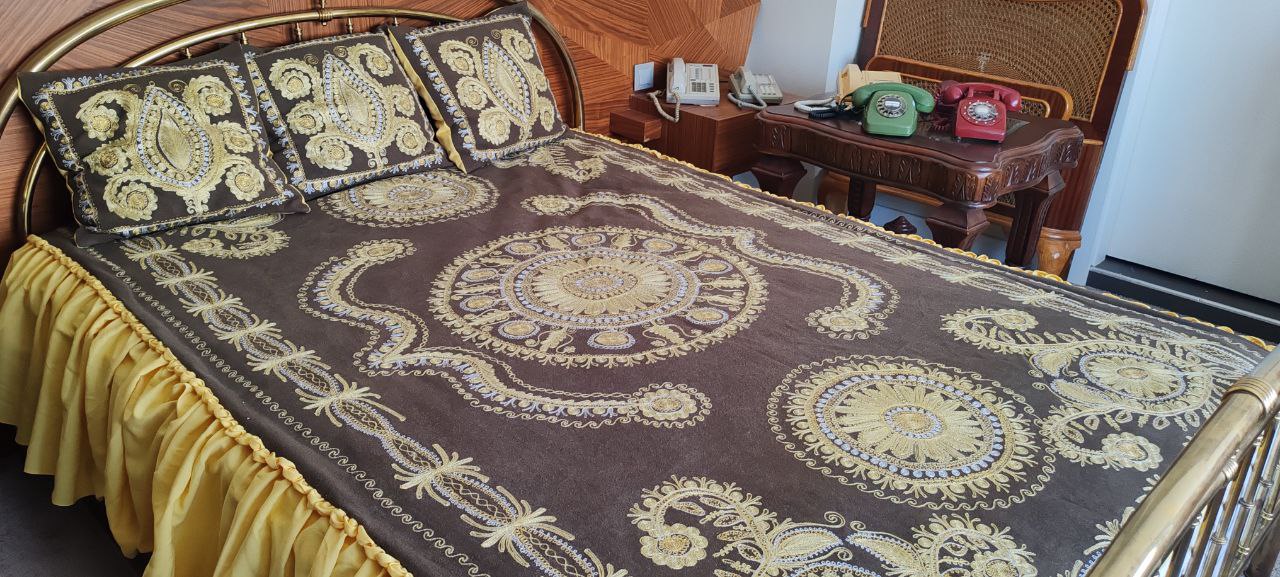 Vintage Embroidered Bedspread Set – 140x210 cm – Yellow & Brown with Pillows