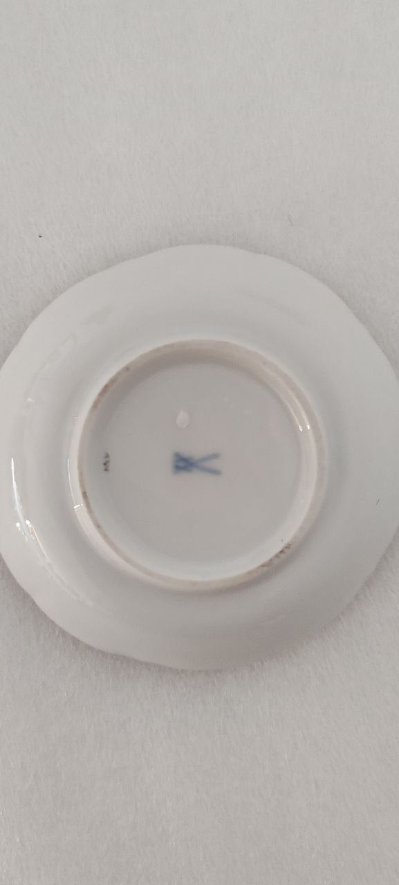 Vintage Meissen Porcelain Plate with Green Leaf Garland – Crossed Swords Mark – 8cm