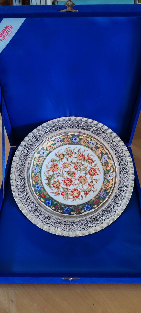 Güral Porselen – Special Hand-Painted Decorative Plate with Carnation Motif in Velvet Box