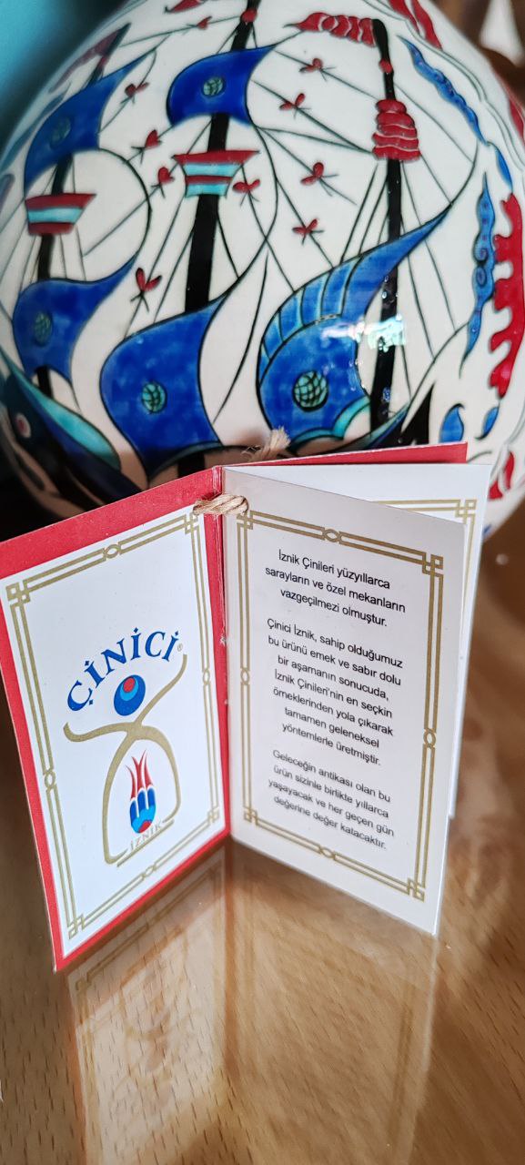 Çinici İznik Hand-Painted 'Gözyaşı' Vase with Galleon Motif – 27x17 cm – 2012