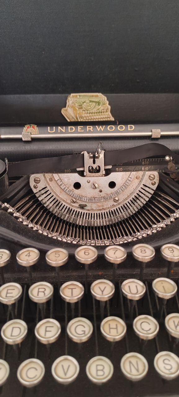 Vintage Underwood Portable Typewriter with Original Case & Ribbon – American Classic
