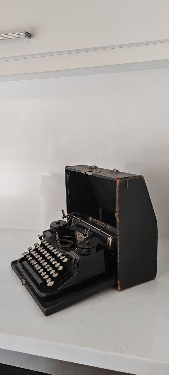 Vintage Underwood Portable Typewriter with Original Case & Ribbon – American Classic