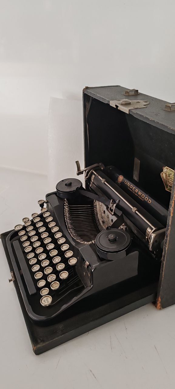 Vintage Underwood Portable Typewriter with Original Case & Ribbon