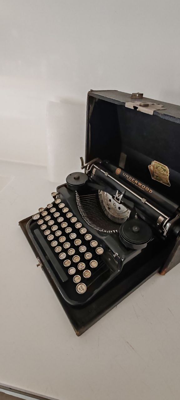 Vintage Underwood Portable Typewriter with Original Case & Ribbon – American Classic