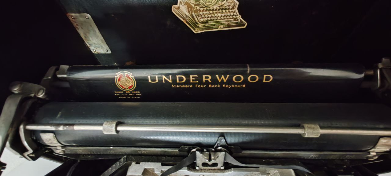 Vintage Underwood Portable Typewriter with Original Case & Ribbon – American Classic