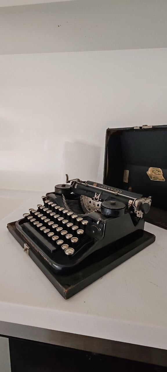 Vintage Underwood Portable Typewriter with Original Case & Ribbon – American Classic