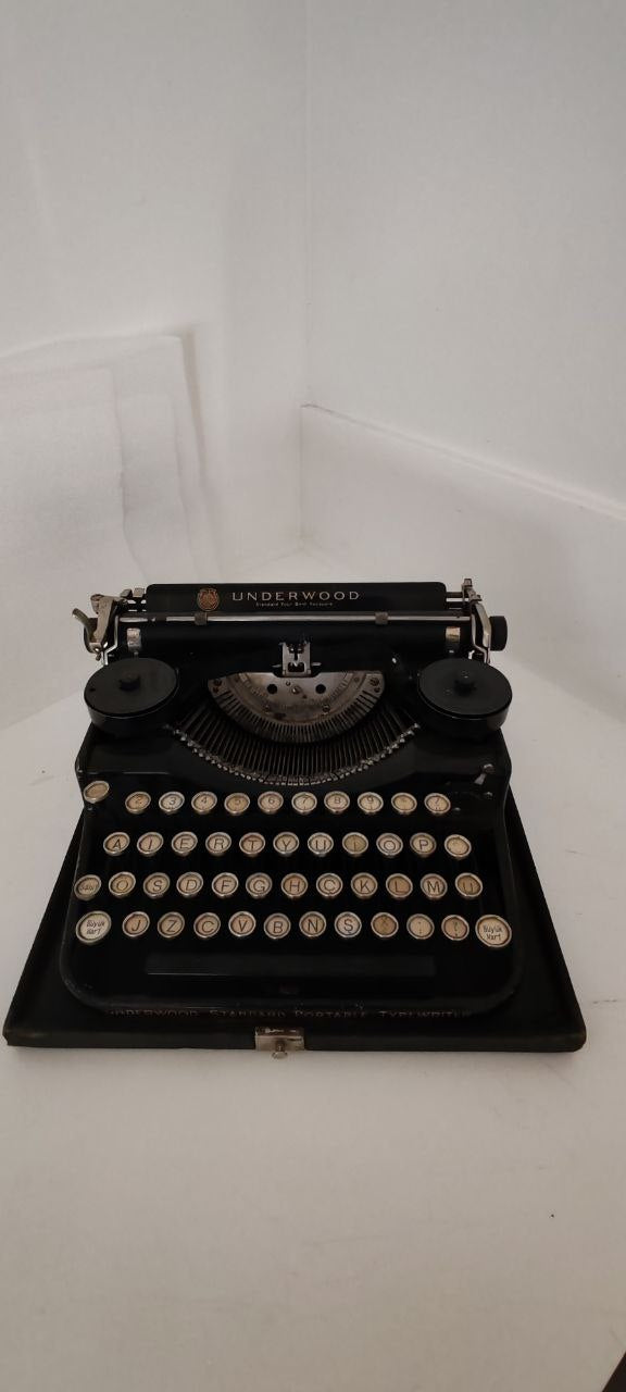 Vintage Underwood Portable Typewriter with Original Case & Ribbon – American Classic