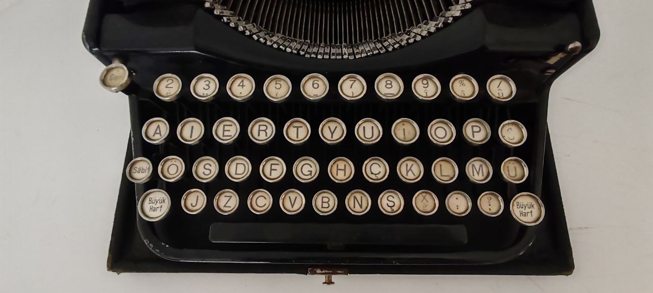 Vintage Underwood Portable Typewriter with Original Case & Ribbon – American Classic