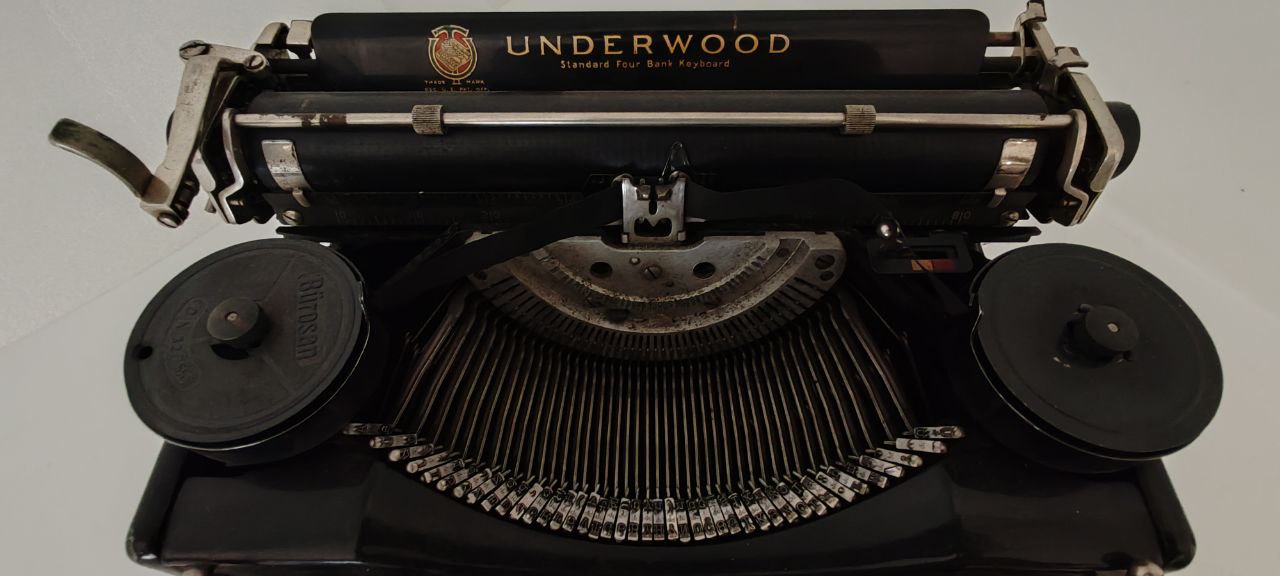 Vintage Underwood Portable Typewriter with Original Case & Ribbon