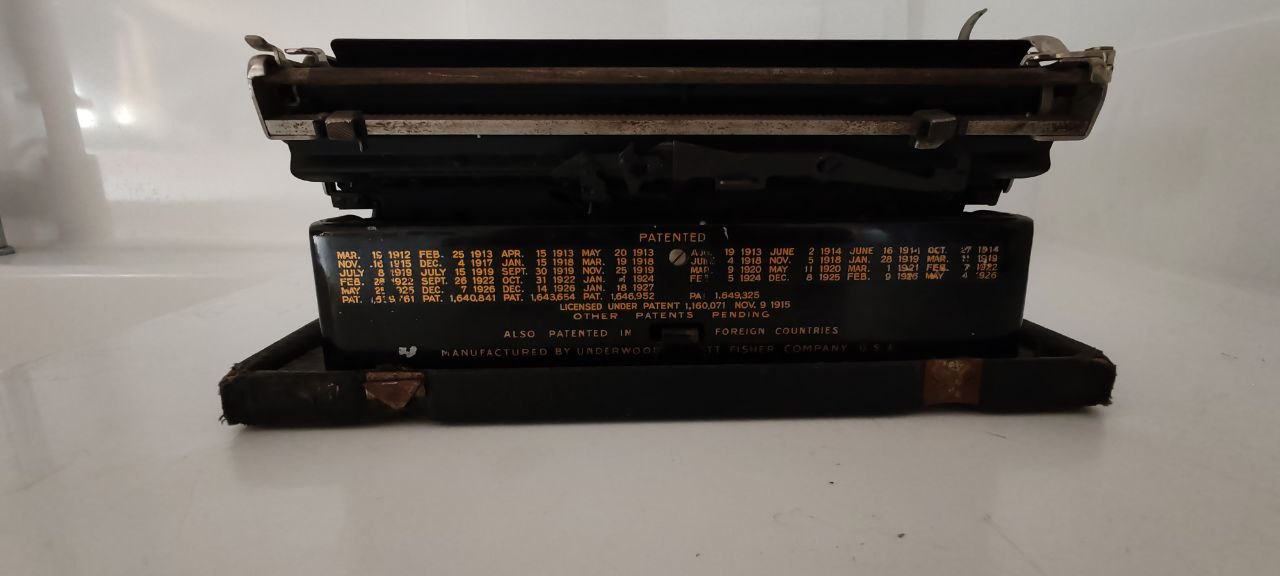 Vintage Underwood Portable Typewriter with Original Case & Ribbon – American Classic