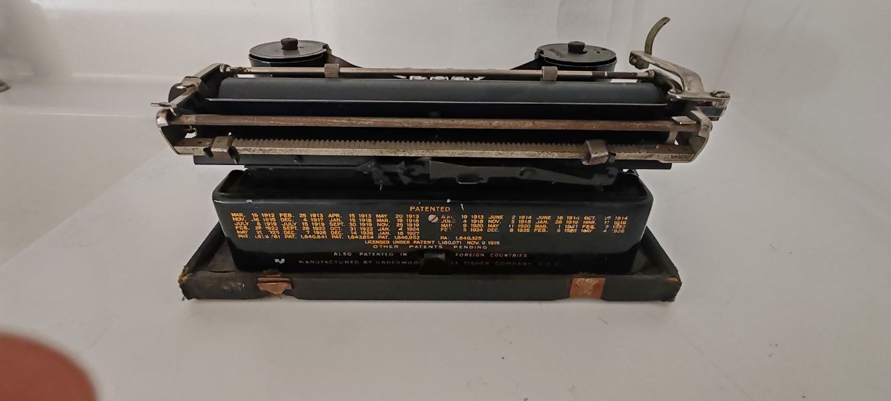 Vintage Underwood Portable Typewriter with Original Case & Ribbon – American Classic