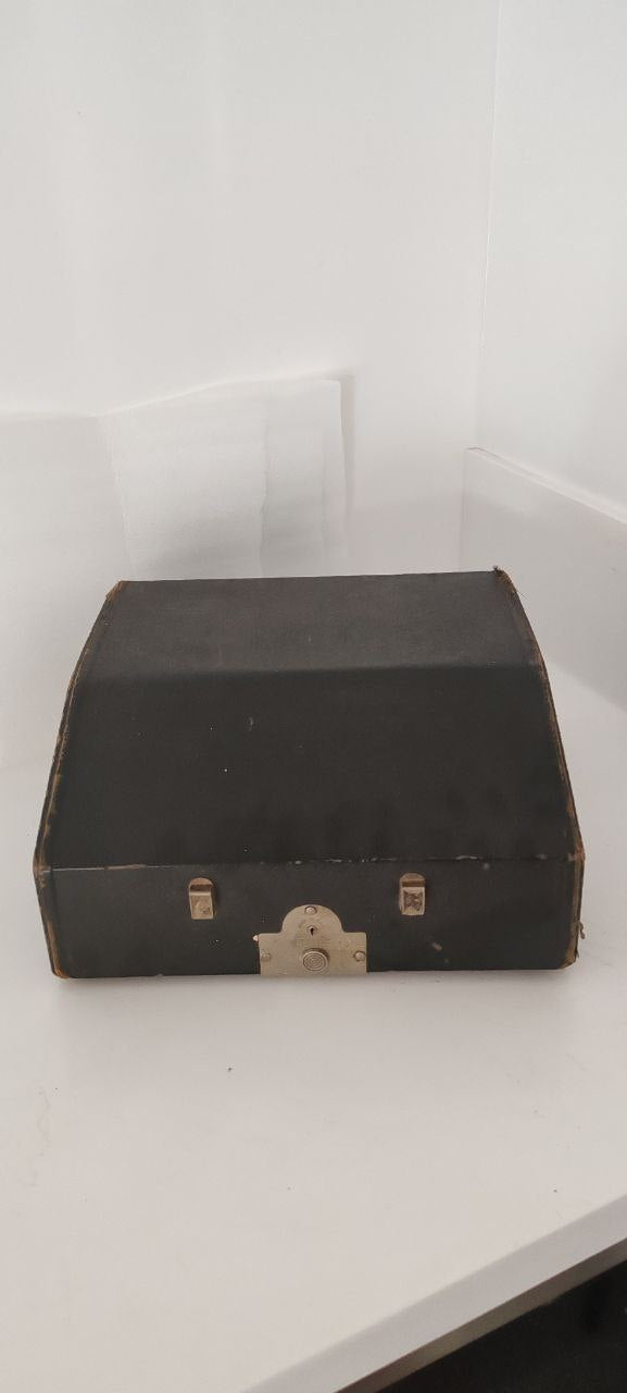 Vintage Underwood Portable Typewriter with Original Case & Ribbon – American Classic