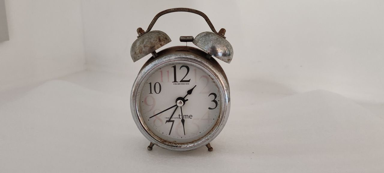 Retro Twin Bell Alarm Clock – Distressed Metal – 13x8 cm