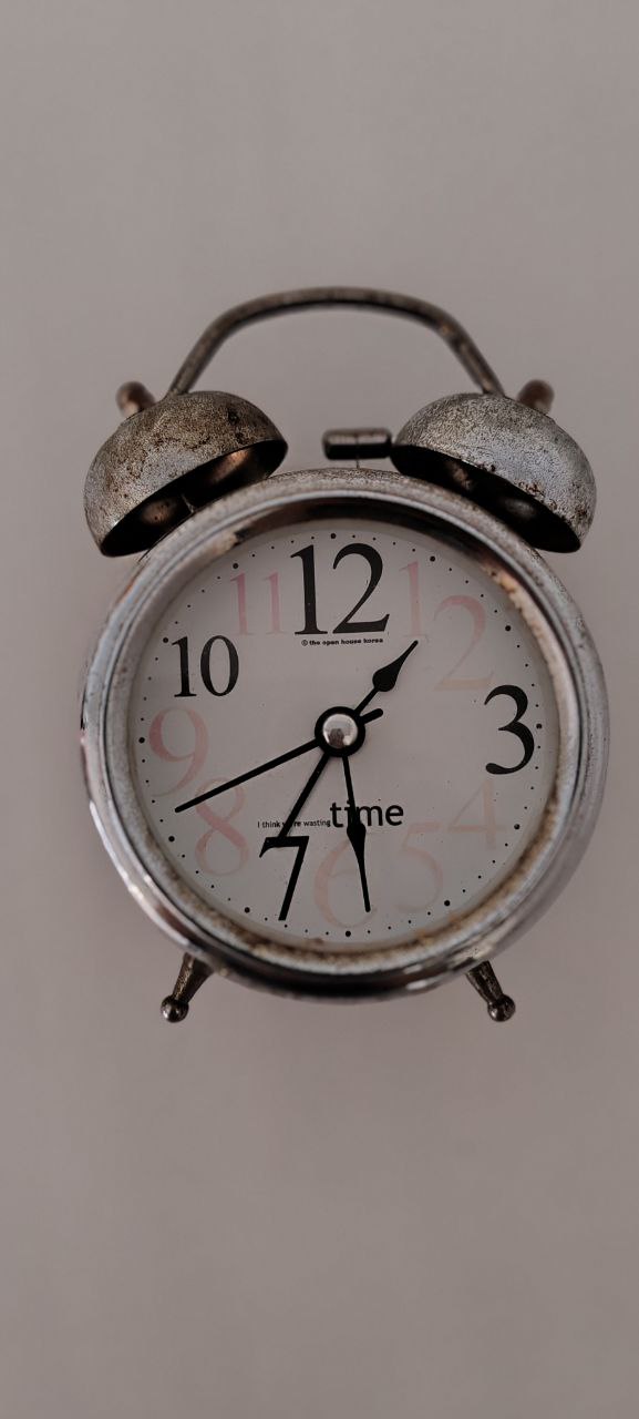 Retro Twin Bell Alarm Clock – Distressed Metal – 13x8 cm