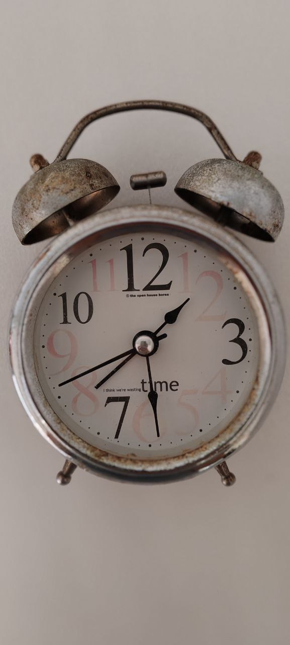 Retro Twin Bell Alarm Clock – Distressed Metal – 13x8 cm