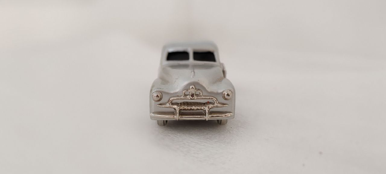 Miniature Classic Car Desk Clock – Silver Metal – 10x4x4 cm