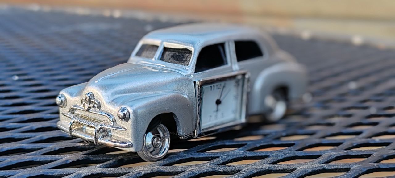 Miniature Classic Car Desk Clock – Silver Metal – 10x4x4 cm