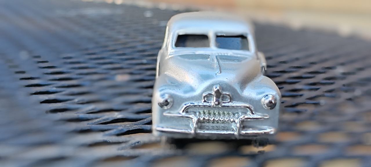 Miniature Classic Car Desk Clock – Silver Metal – 10x4x4 cm