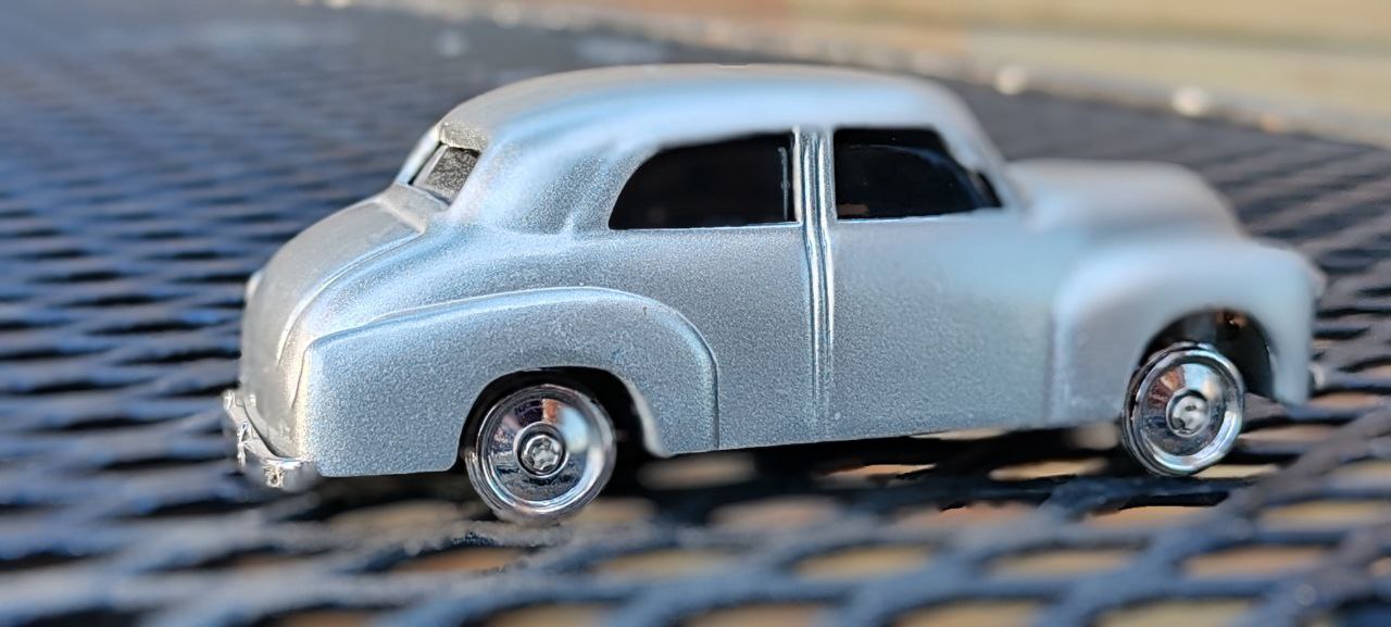 Miniature Classic Car Desk Clock – Silver Metal – 10x4x4 cm