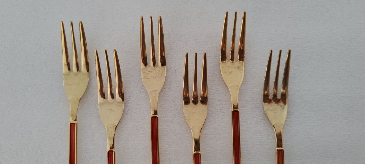 Set of 6 Vintage Japanese Red Enamel Cocktail / Hors d'Oeuvre Forks – 12 cm – Gold-Tone Finish