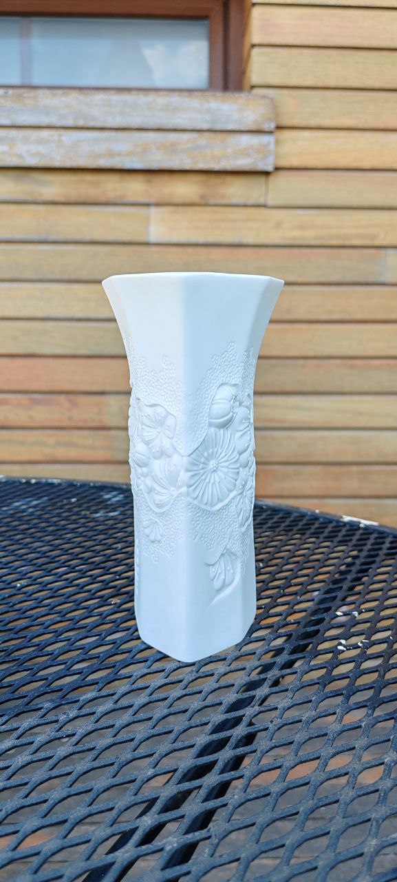 Vintage Kaiser Germany White Porcelain Vase with Embossed Seashell Design – Model 0301