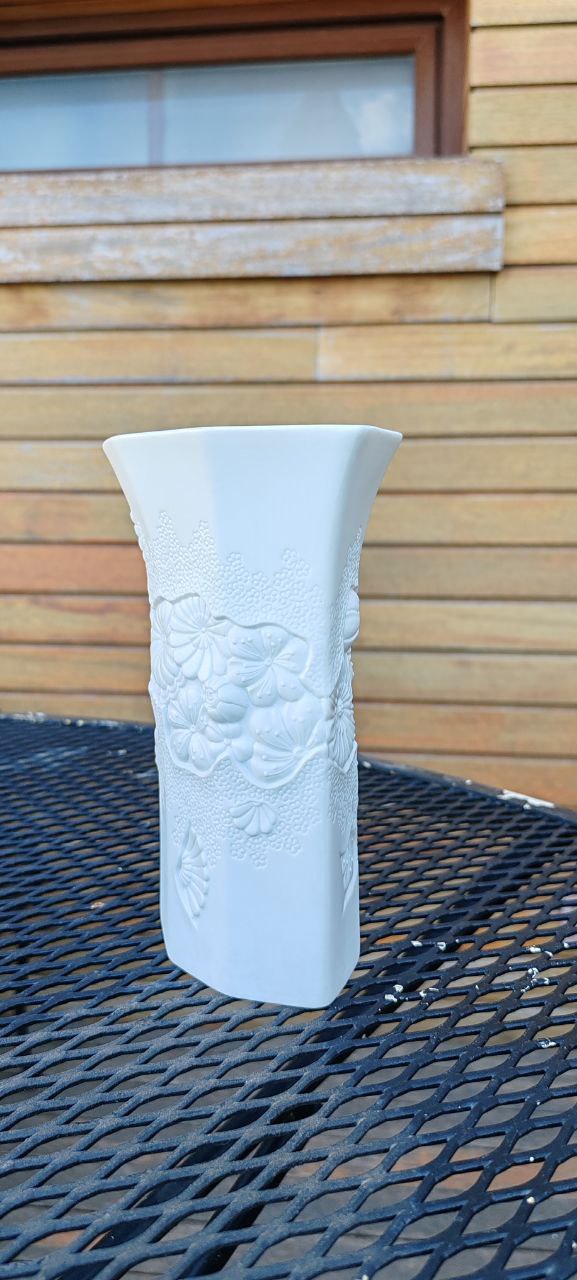 Vintage Kaiser Germany White Porcelain Vase with Embossed Seashell Design – Model 0301